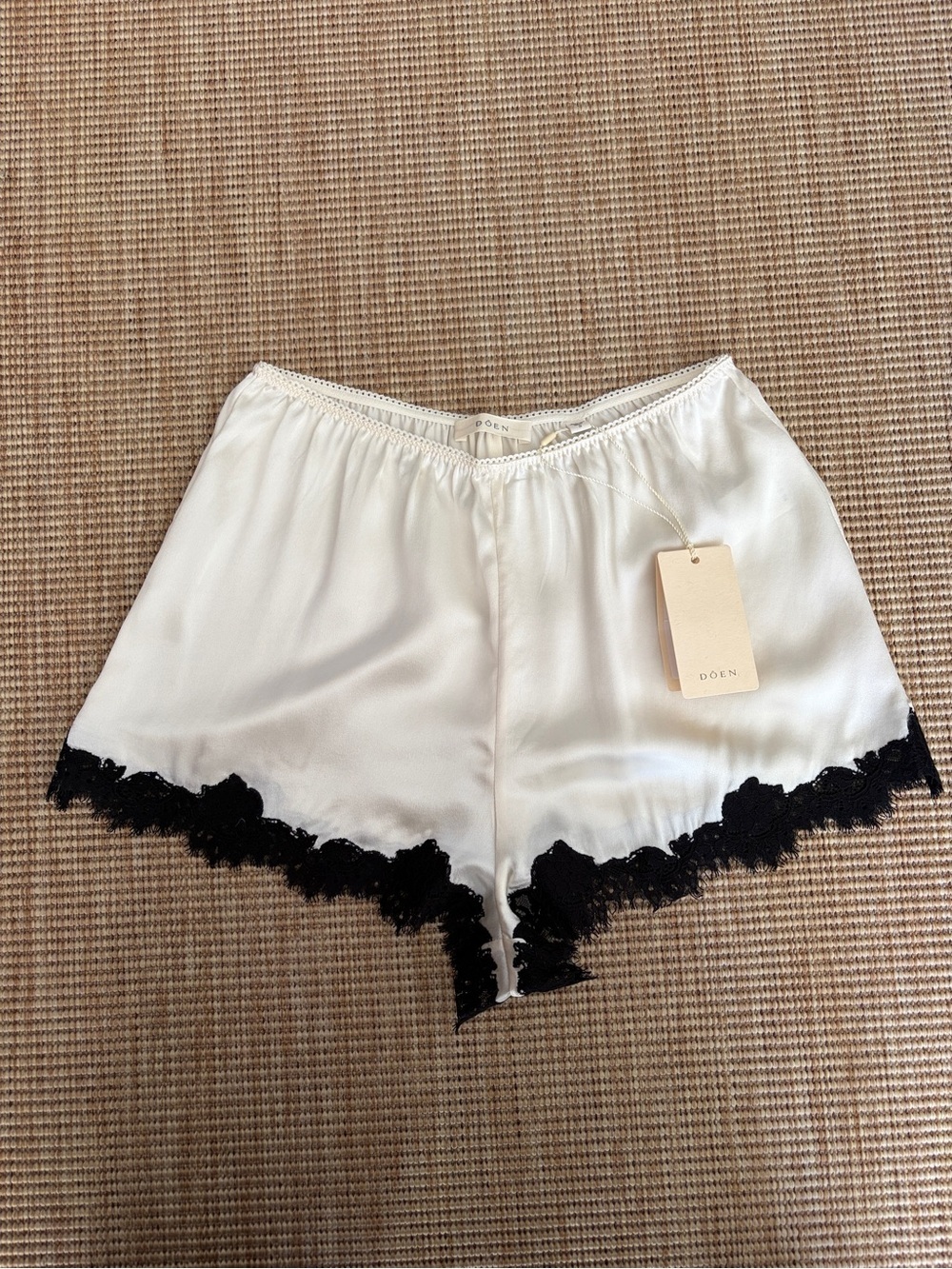 NWT Doen Iona Silk Lace Trim Elastic Waist Shorts Sea Salt et Noir Black White